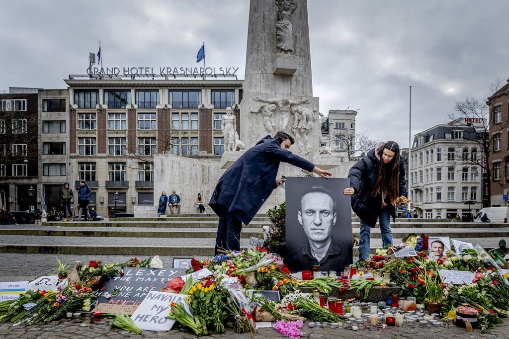 人们在阿姆斯特丹水坝广场的临时悼念地点竖立起纳瓦尔尼的肖像。（图取自法新社）