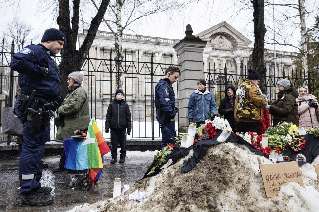 在芬兰赫尔辛基，人们不怕寒冷天气在俄罗斯大使馆前献上鲜花和蜡烛，向逝世的纳瓦尔尼致意。