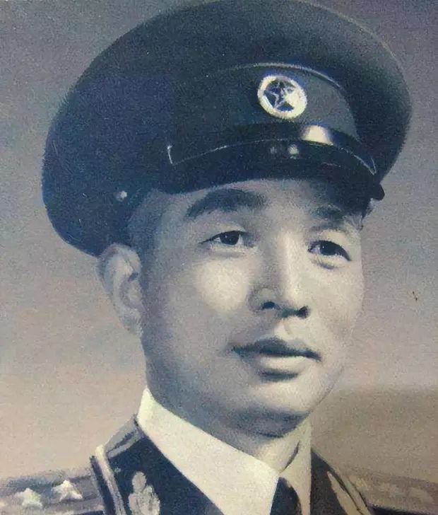 1953年中国外交官乘飞机回国因暴雨迫降菲律宾