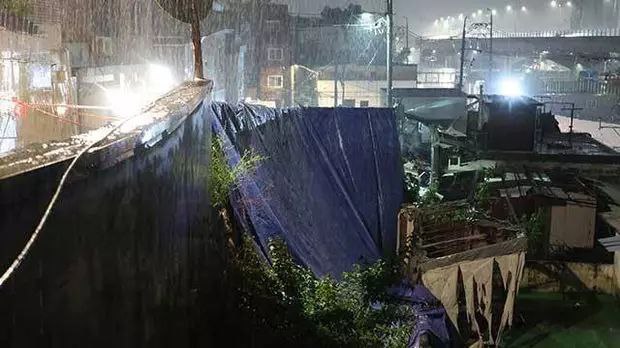 韩国多地出现强降雨，首尔市多条道路被淹