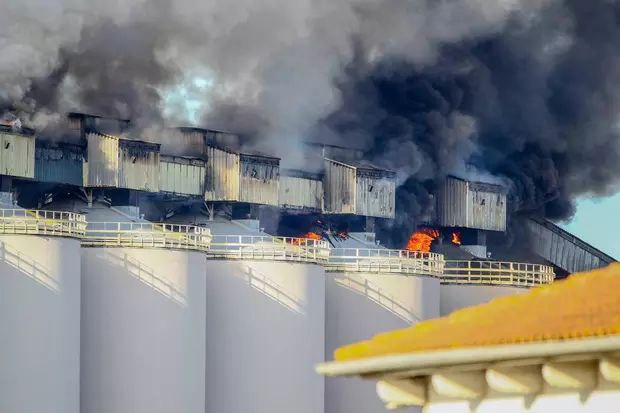 法国拉罗谢尔一大型粮仓发生火灾