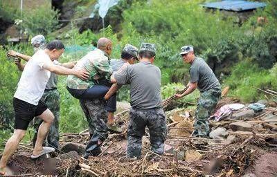 重庆市万州区遭受强降雨袭击，驻渝部队官兵和民兵奋战抗洪抢险一线