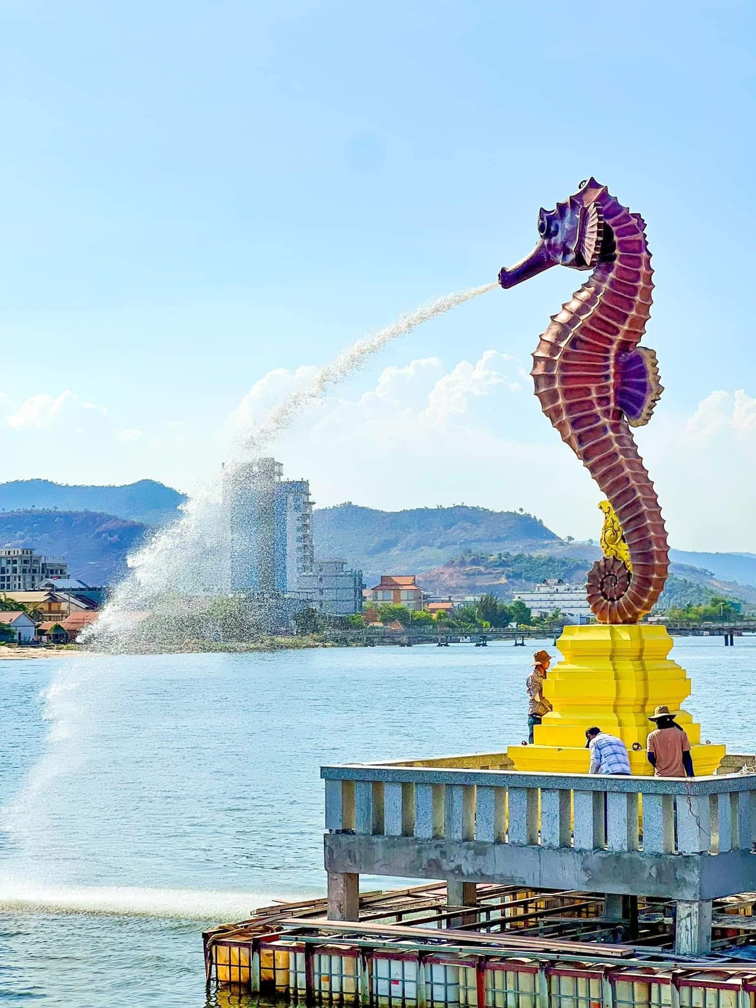 这座矗立在旧省厅外的8公尺高海马雕像，俯瞰著贡布市的甘榜湾河流，嘴里源源不绝地喷出水柱。（图取自网络）