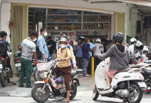 柬埔寨大批市民抢购新冠特效药，部分药店售价近100美元