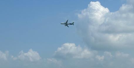国产大飞机C919亮相新加坡航展飞行预演