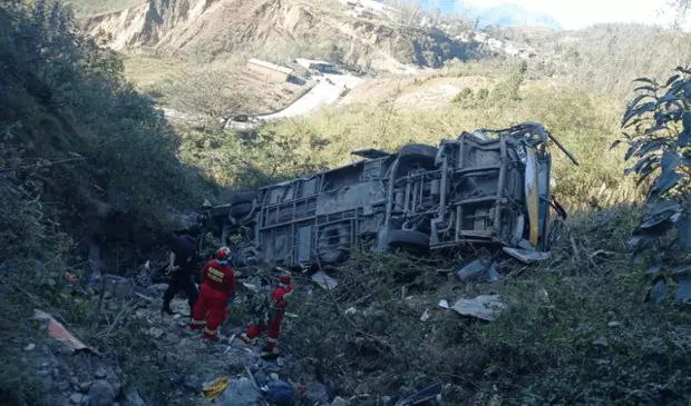 秘鲁北部发生客车坠崖事故 造成10死22伤