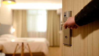 未到退房时间酒店人员开门撞防盗锁　女子裸睡惊醒吓坏