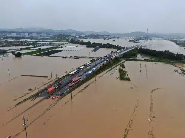 韩国暴雨已致24人死亡10人失踪，逾千人撤离