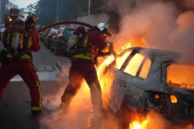 法国骚乱中，一名24岁消防员在扑灭被点燃的车辆时丧生