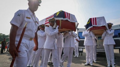 【海军直升机相撞】泪别海军英雄　10军人葬礼全部完成