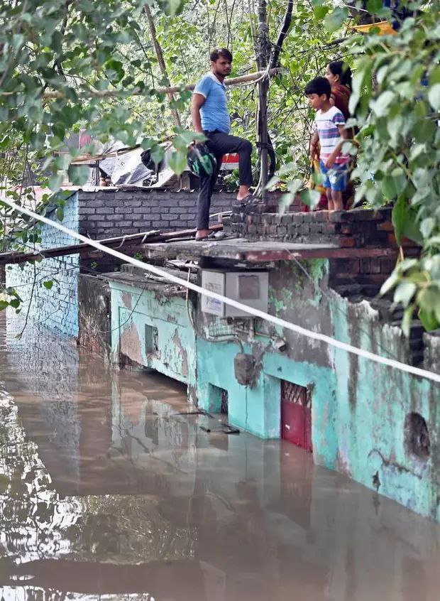 印度北部洪水已致逾百人死亡，亚穆纳河水位创历史新高