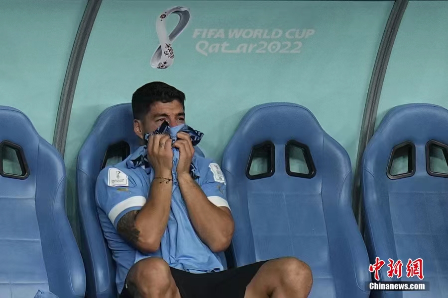 乌拉圭因进球数少于韩国而出局，苏亚雷斯泪洒赛场