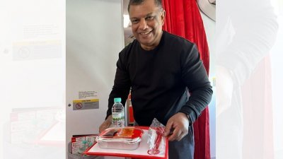 Air Asia X乘客获“升级服务”？　东尼亲自送上飞机餐
