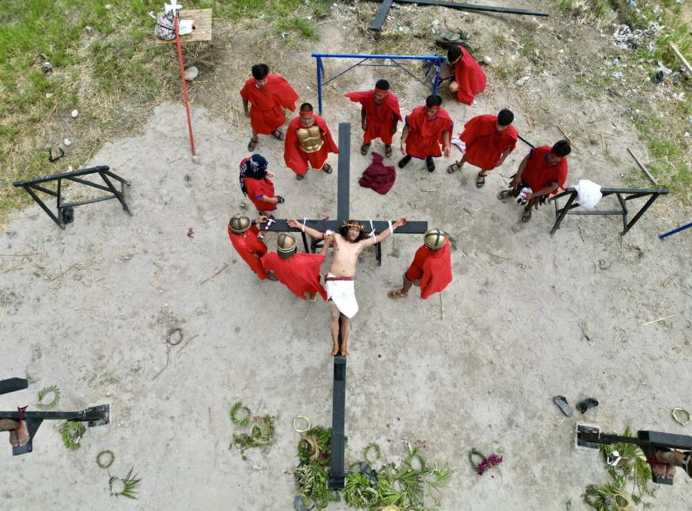 菲律宾男子第35次被钉十字架