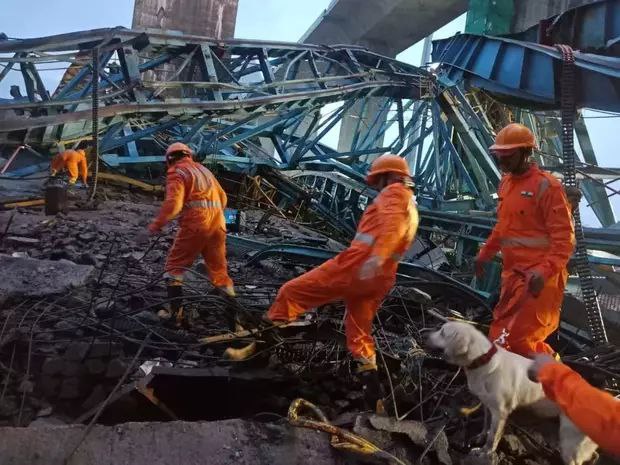 印度马哈拉施特拉邦一起重机倒塌 造成至少15人死亡