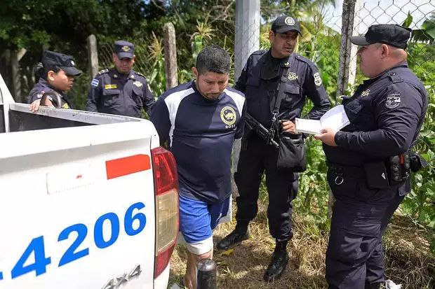 萨尔瓦多总统派遣士兵和警察封锁一省份，以搜捕帮派成员