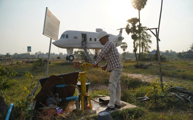 柬埔寨男子建飞机屋圆飞行梦