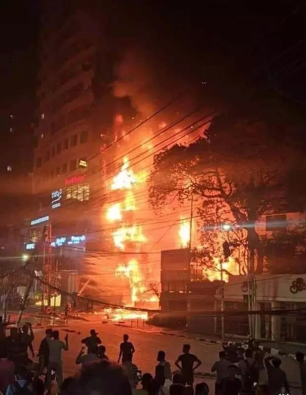 孟加拉国达卡市中心餐馆发生火灾