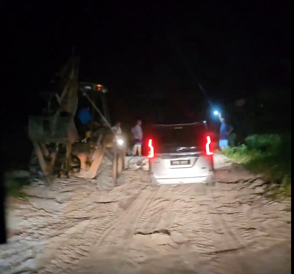 网民和其他车辆获得一群华裔村民出动挖泥机铺路和手电筒照明下，让他们顺利川行3公里的路段。（视频截图）