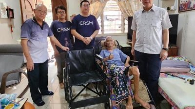 患大肠癌华裔老翁双脚无力　甲马华志工团赠轮椅