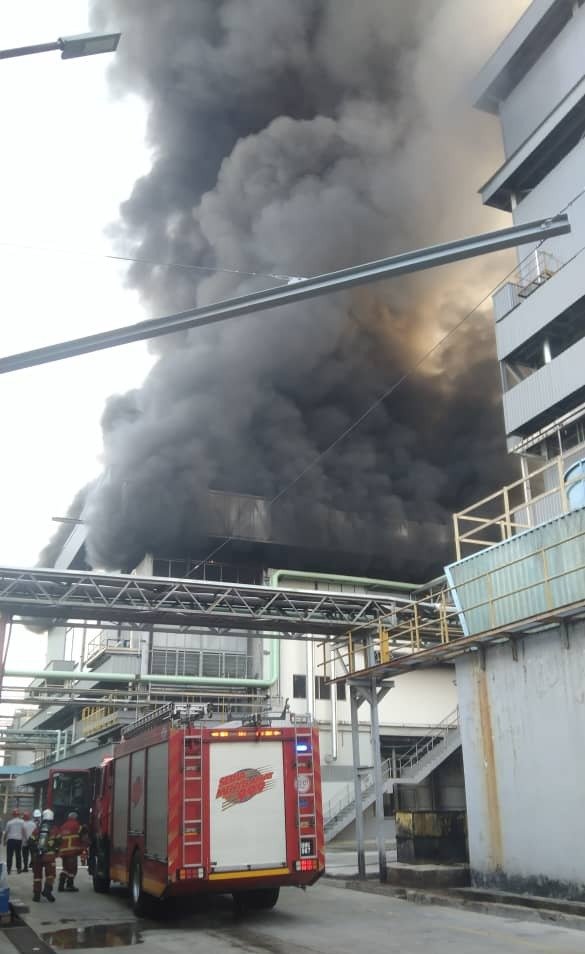 起火的工厂冒出浓浓黑烟。（柔州消拯局）