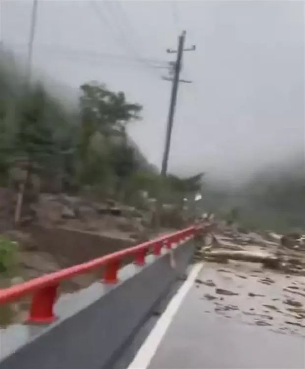 西安秦岭暴雨引发山洪致人员失联，山区断电断网
