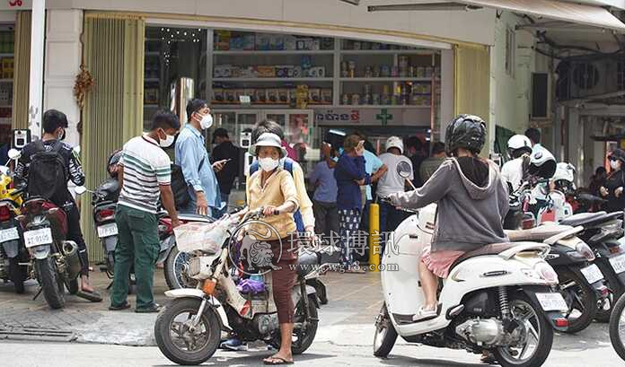 柬埔寨大批市民抢购新冠特效药，部分药店售价近100美元 