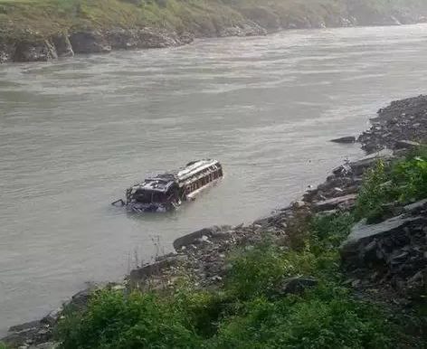 尼泊尔南部发生山体滑坡两辆大巴车坠河