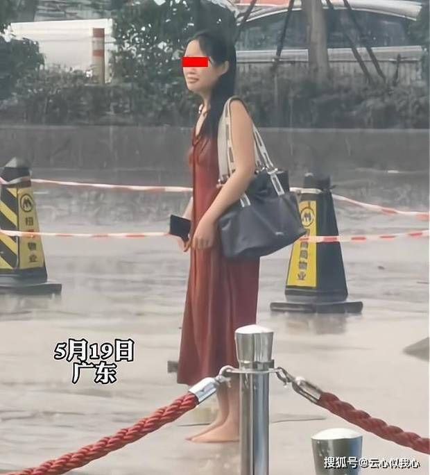 广东：女子被丈夫赶出家门，因舍不得孩子，光脚站在大雨中一直哭