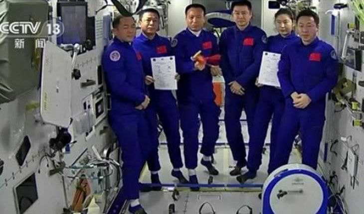 中国航天员乘组完成首次在轨交接