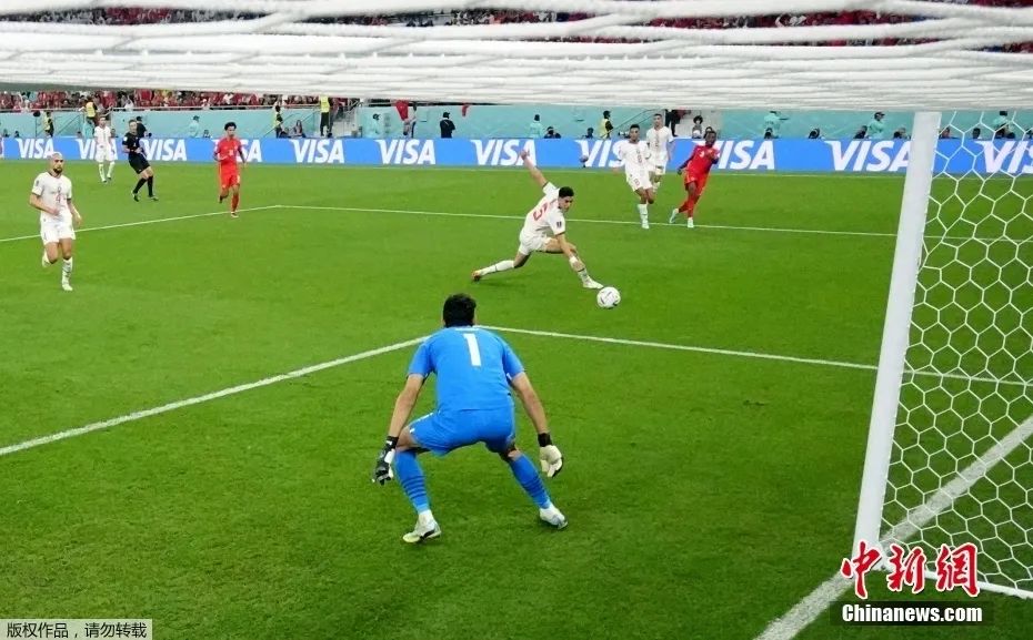 图为摩洛哥队5号球员(右白)将对方的传中球挡入自家球门(乌龙球)
