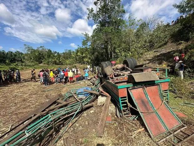 菲律宾东内格罗斯省车祸死亡人数升至15人