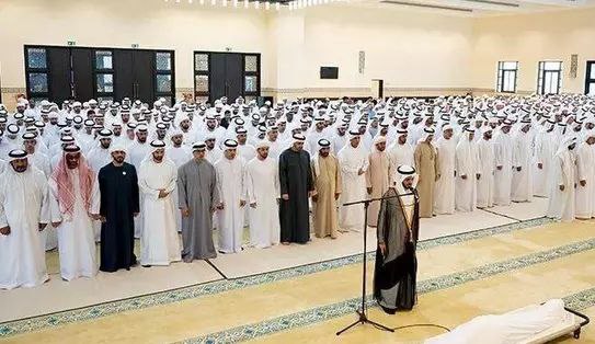 阿联酋总统哈伊马角酋长为谢赫塔赫农举行葬礼祈祷